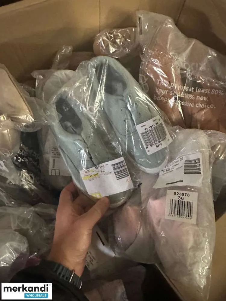 4 € el par en un conjunto de zapatos con una variedad de modelos y tamaños, incluyendo cartón mixto, zapatos de hombre, palet de
