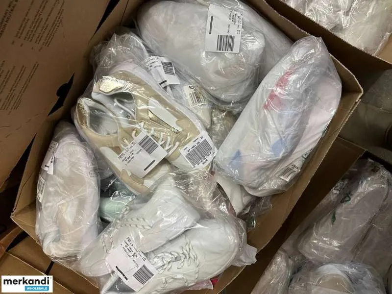 4 € por par en un conjunto de zapatos con variedad de modelos y tallas, paleta de stock restante, que incluye cartón mixto, zapa