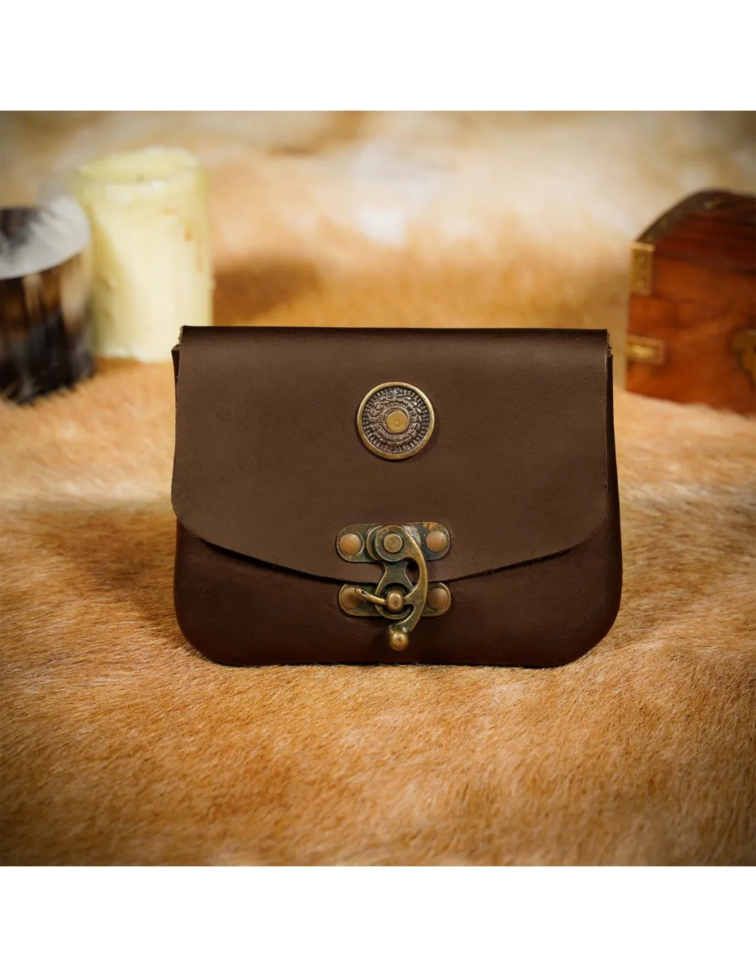 Bolso de cuero medieval marrón con cierre de latón