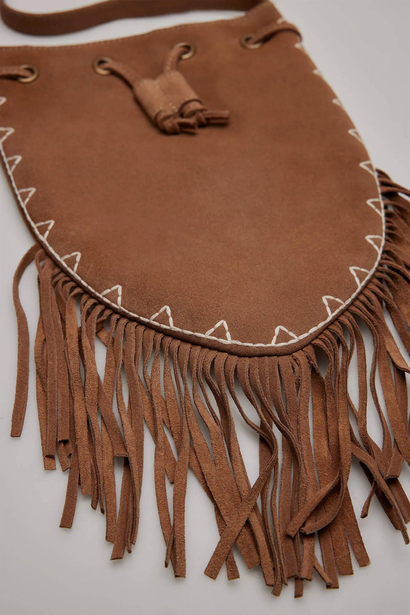 Bolso saco flecos