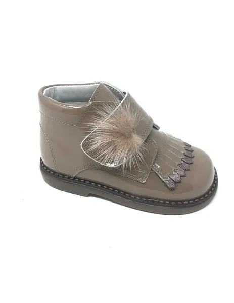 botin charol taupe flecos
