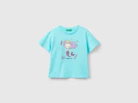Camiseta con estampado y parche