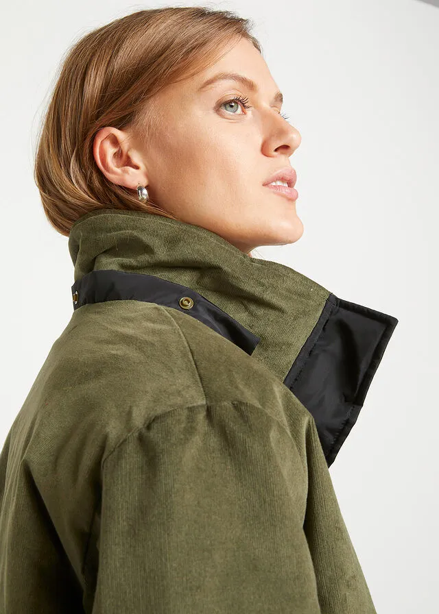 PARKA LARGA CON CAPUCHA Y MEZCLA DE MATERIALES, CORTE RECTO NEGROVERDE OLIVA OSCURO
