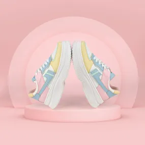 Zapatilla blanca con colores